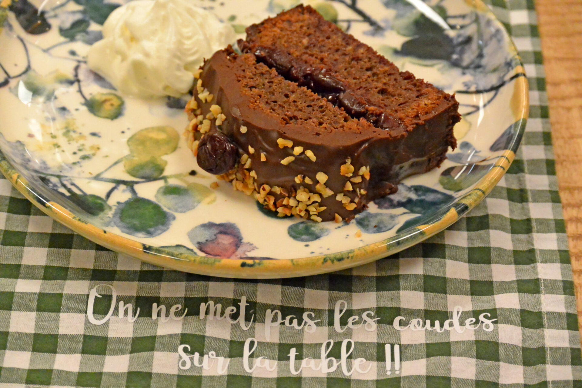 une part de cake au chocolat et chantilly