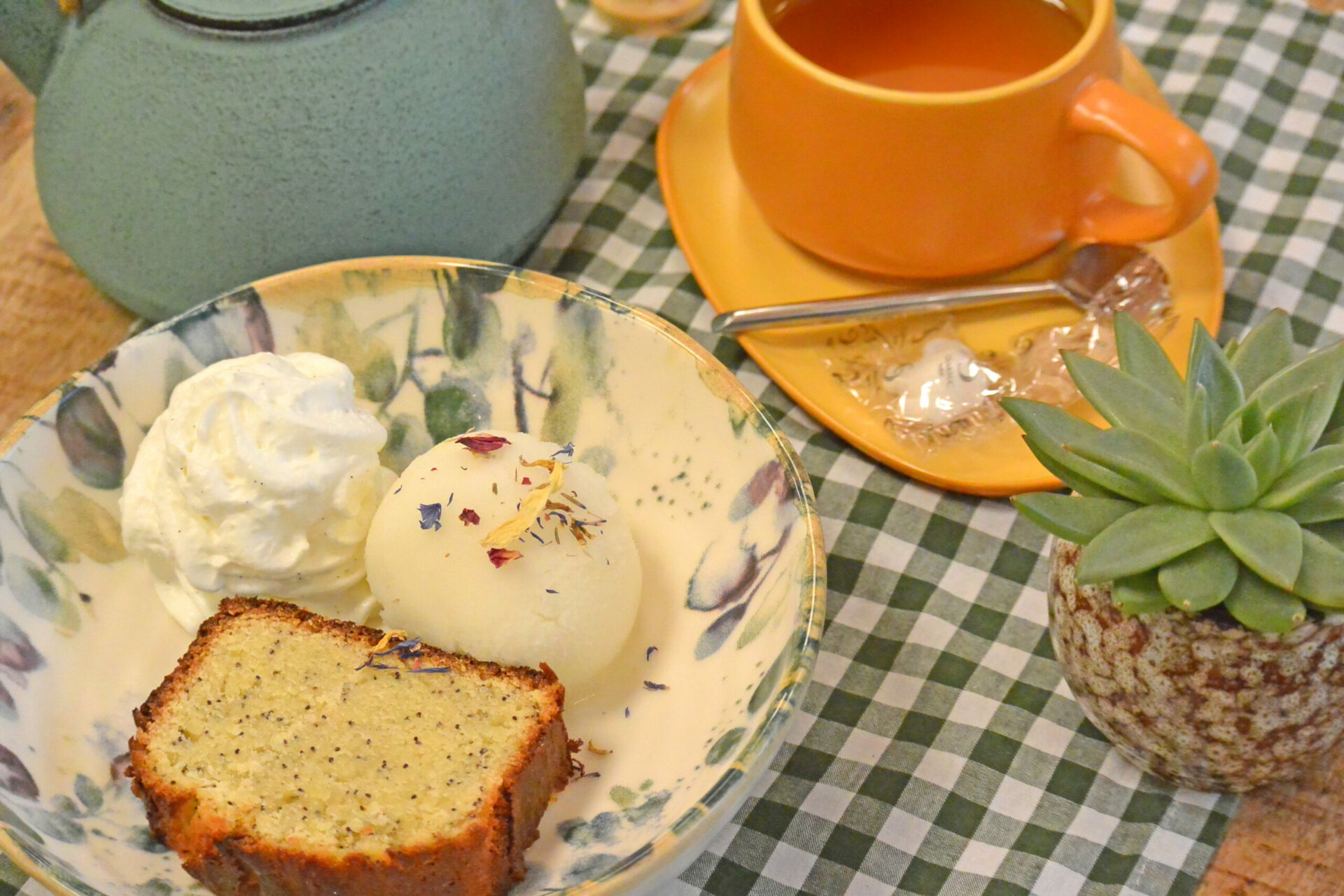 Un dessert et une tasse de thé sur une table